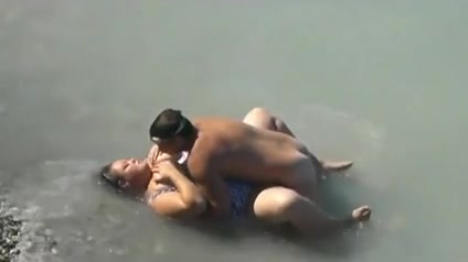 Реальный секс на пляже с толстухой прямо в воде