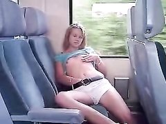 Девушка мастурбирует в поезде