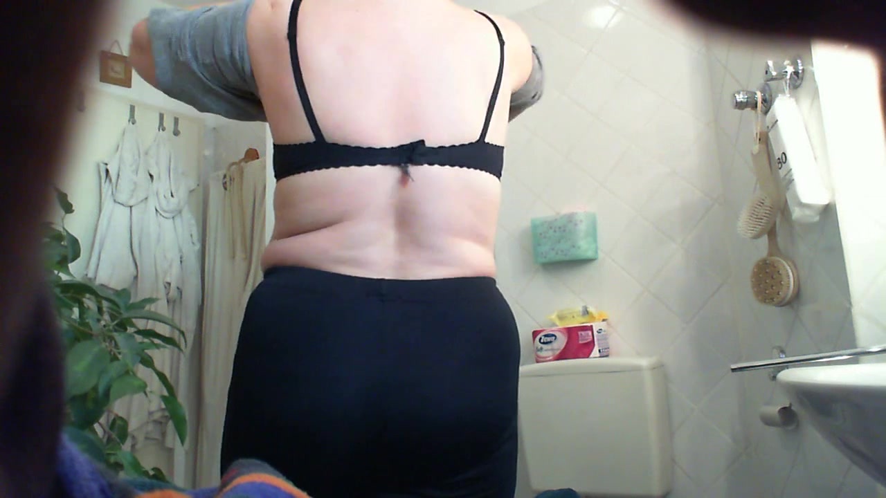 Зрелая толстуха в домашнем видео со скрытой камеры разделась до  нижнего белья