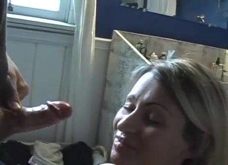 Ласковая блондинка в видео встала на колени для любительской мастурбации члена