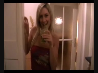 Модельная блондинка в анальном видео трахается в попу с парнем и вибратором