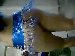 Арабская брюнетка с аппетитной фигурой в любительском видео танцует горячий танец