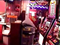 Азартная дамочка в любительском видео в казино доигралась до раздевания