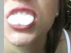 Молодая девушка в уличном видео сосёт член любовника и после окончания в рот глотает сперму