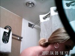 Скрытая камера в ванной позволяет снимать домашнее видео и подглядывать за дамой