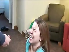 Молодая пышка в любительском видео позволила парню дрочить и кончить на лицо