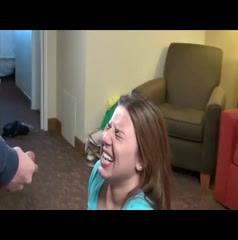Молодая пышка в любительском видео позволила парню дрочить и кончить на лицо