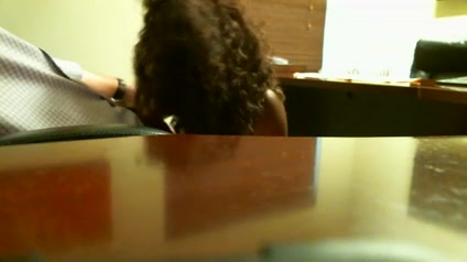 В домашнем видео со скрытой камеры секретарша дрочит член босса руками и попой