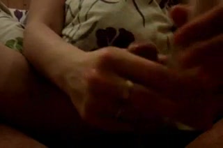 Двумя руками студентка в домашнем видео от первого лица дрочит член до оргазма