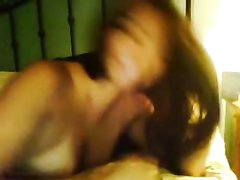 Загорелая азиатка в домашнем видео перед вебкамерой дрочит бритую киску