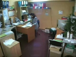 Любительскую мастурбации сотрудницы в чулках в офисе снимает скрытая камера