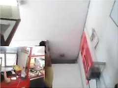 Смуглая домохозяйка перед вебкамерой сунула секс игрушку в киску и попу