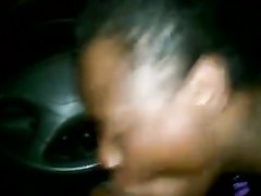 Негритянка в машине в любительском видео от первого лица сосёт член и дегустирует сперму