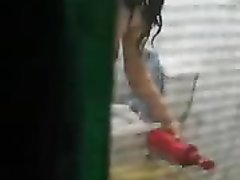 В домашнем видео подглядывают по скрытой камере за молодой азиаткой в ванной