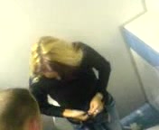 Немецкую блондинку в туалете на унитазе перед скрытой камерой трахает любовник