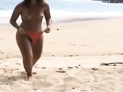 Фигуристая туристка с волосатой киской обожает домашний секс на песчаном пляже