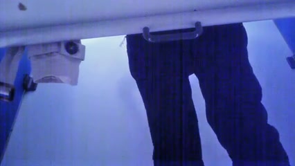 Подглядывание в домашнем видео со скрытой камеры под столом за зрелой француженкой