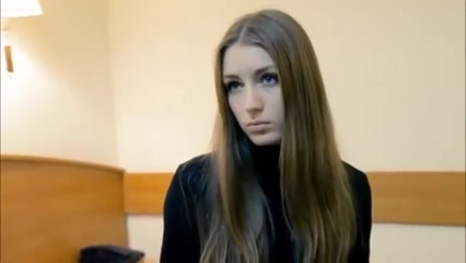 Русская молодая красотка в любительском видео после вопросов разделась