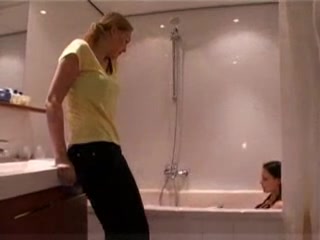 Молодые лесбиянки в ванной занялись любительской мастурбацией с секс игрушками