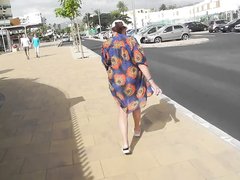 Зрелая мокрая домохозяйка в горячем видео гуляет по городу без трусиков