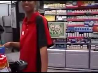 Негритянка в видео от первого лица делает домашний минет белому парню в магазине