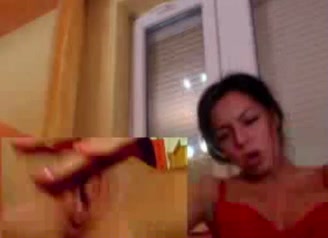 Красивая домохозяйка в домашнем видео дрочит пальчиками мокрую киску