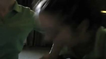 В групповом видео от первого лица молодые домохозяйки сделали двойной минет