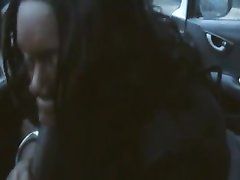 Нежная негритянка в любительском видео от первого лица сосёт член таксиста