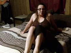 Очкастая домохозяйка в любительском видео лёжа раздвинула ноги и дрочит