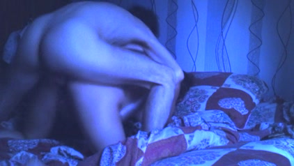 Русская красотка перед вебкамерой в постели сблизилась с опытным любовником