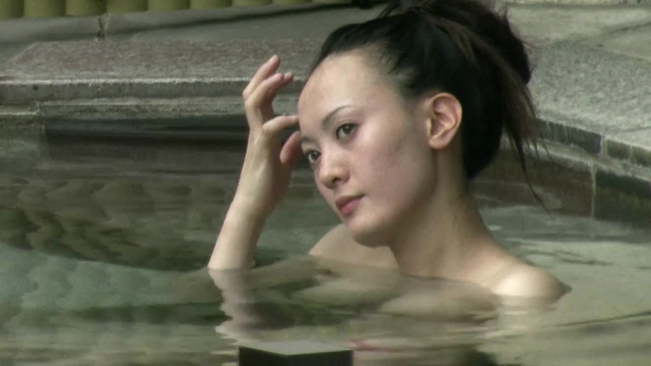 Молодая фигуристая японка с шикарной фигурой обнажённой отдыхает в бассейне