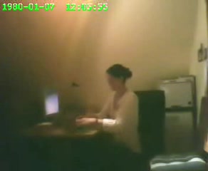 Скрытая камера в офисе снимает домашнюю мастурбацию возбуждённой дамы
