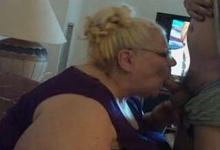 Зрелая и толстая блондинка отдалась любовнику возле вебкамеры после минета