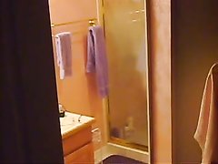 В ванной скрытая камер снимает зрелую домохозяйку с волосатой дырочкой
