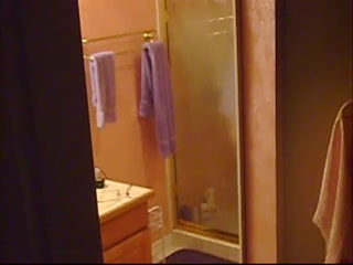 В ванной скрытая камер снимает зрелую домохозяйку с волосатой дырочкой