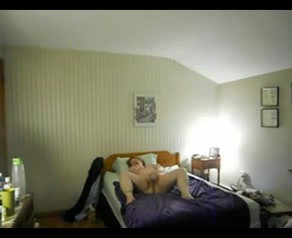 Муж заснял на скрытую камеру свою зрелую мастурбирующую жену