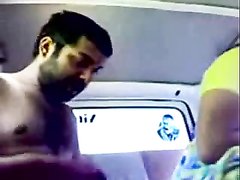 Индийский любительский секс в машине