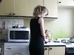 Молодая кокетка на кухне строчит любительский минет перед вебкамерой