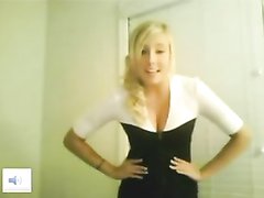 Стриптиз перед вебкамерой и домашняя мастурбация от молодой блондинки