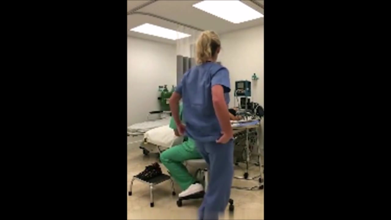 Грудастая блондинка на работе сняла на камеру любительскую мастурбацию