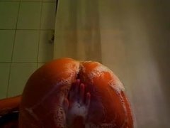 Брюнетка с круглой попой в ванной занялась домашней мастурбацией