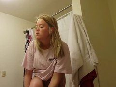 Скрытая камера в ванной снимает блондинку с маленькими сиськами