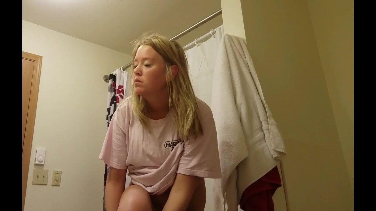 Скрытая камера в ванной снимает блондинку с маленькими сиськами