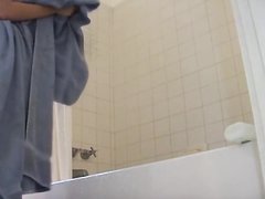 Домашнее подглядывание за молодой девушкой бреющей киску в ванной