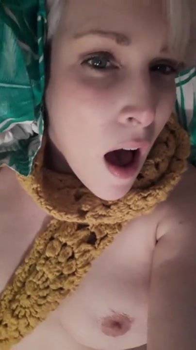 Зрелая блондинка сняла на камеру домашнюю мастурбацию крупным планом