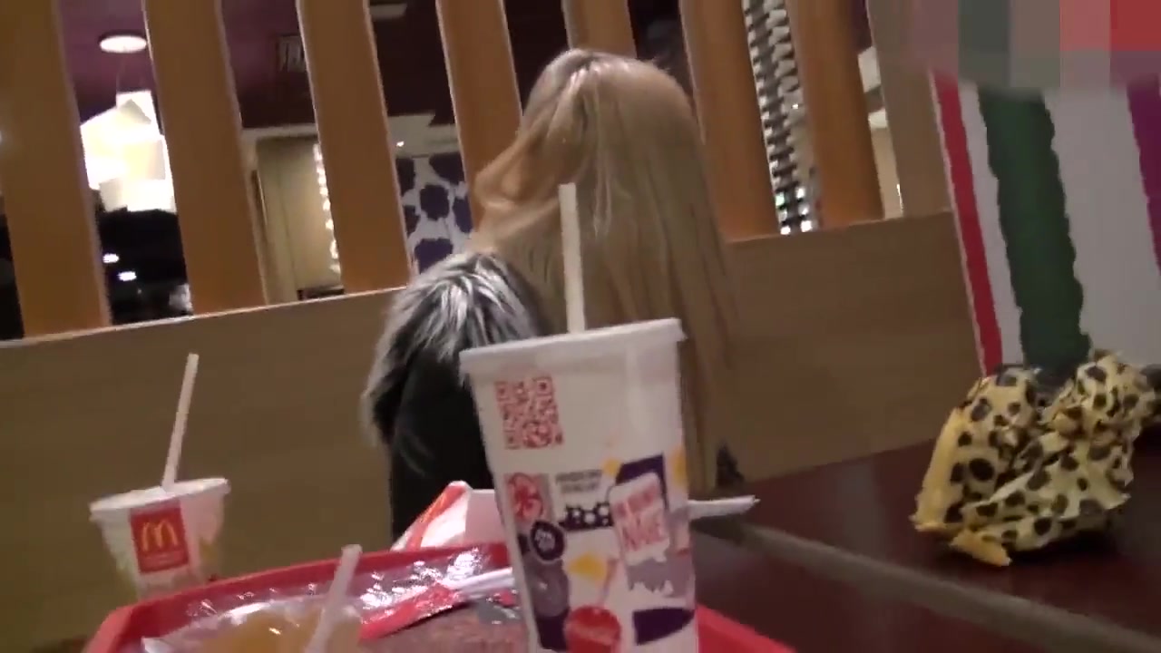 Блондинка в ресторане строчит минет с любительским окончанием на лицо
