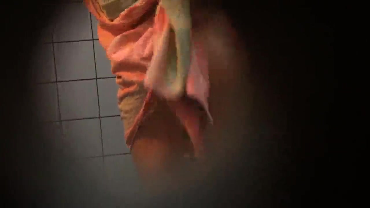 Молодая дама перед домашней скрытой камерой купается в ванной комнате