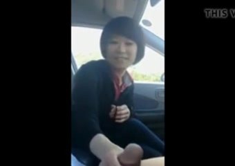 В авто азиатка дрочит член и делает домашний минет с окончанием в рот
