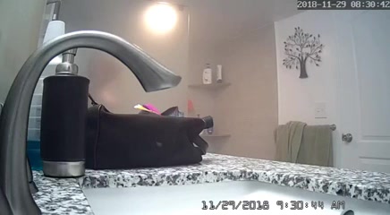 Домашнее подглядывание за красоткой оголившей большие сиськи в ванной