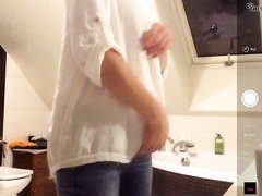 Подглядывание за зрелой домохозяйкой оголившей большие сиськи в ванной